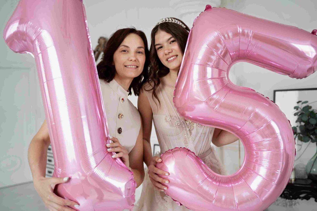 mujer-joven-celebrando-su-quinceanera_11zon (2) https://casafiesta.ionys.biz/wp-content/uploads/2023/05/mujer-joven-celebrando-su-quinceanera_11zon-2-1280x853.jpg